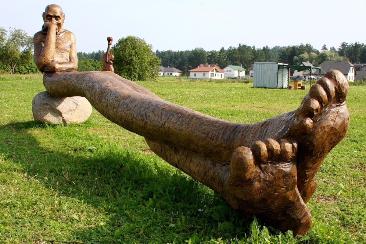 Женщина с бревном