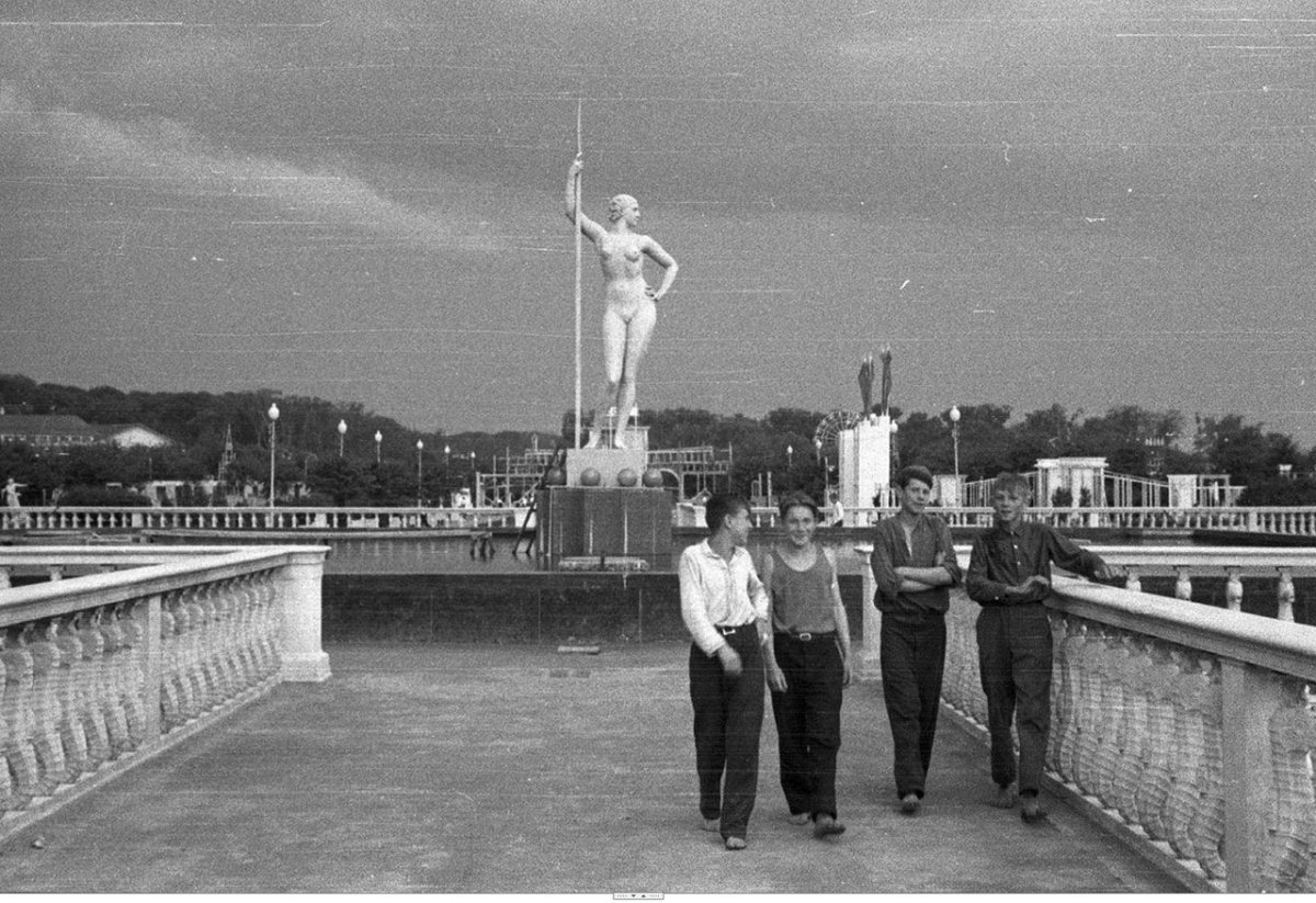 Девушка с веслом парк Горького