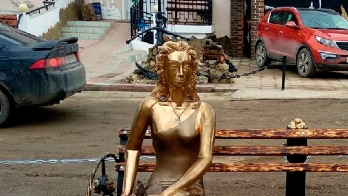 Памятник Аленке в Севастополе