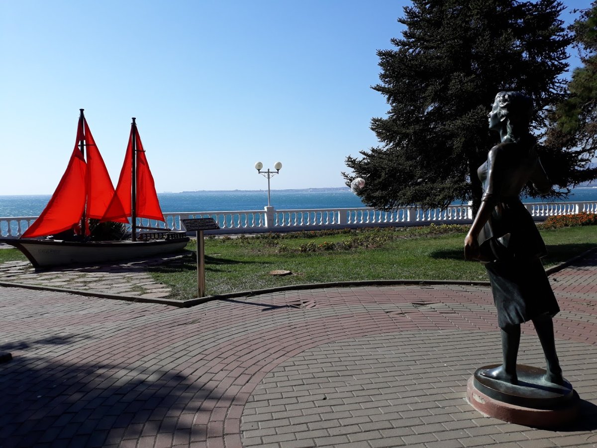 Памятник Алые паруса в Геленджике
