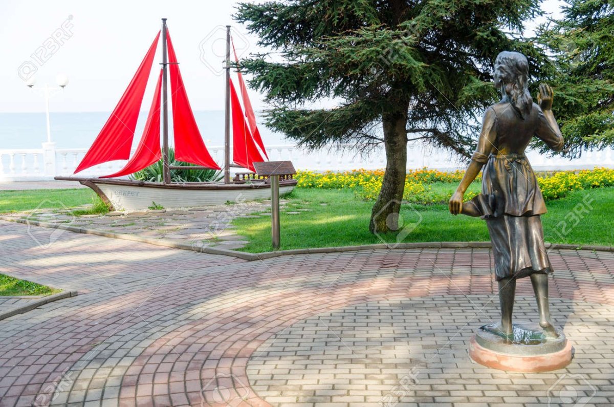 Памятник Алые паруса в Геленджике