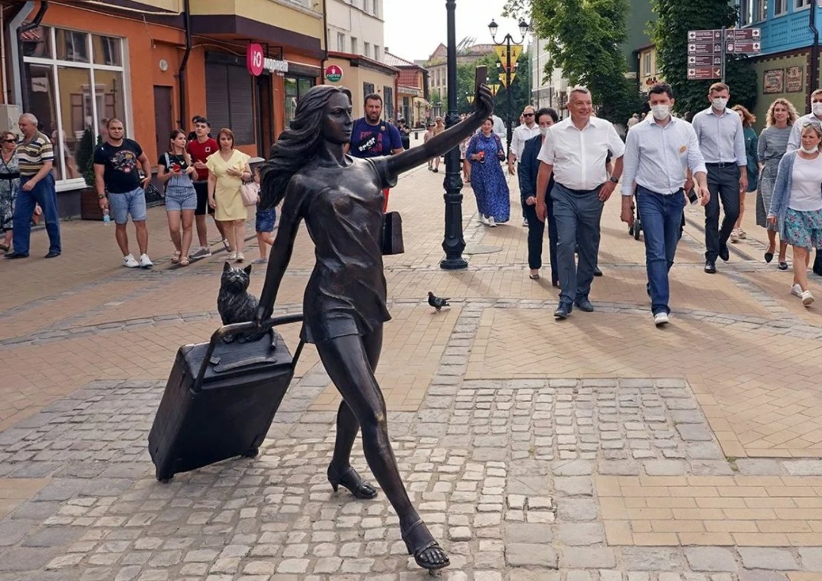 Скульптура курортница в Зеленоградске