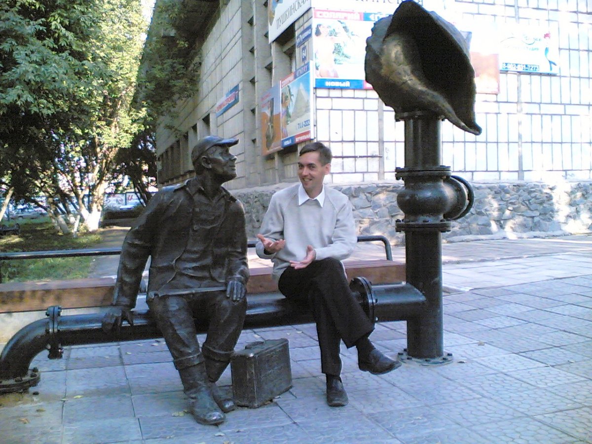 Разговаривает с памятником