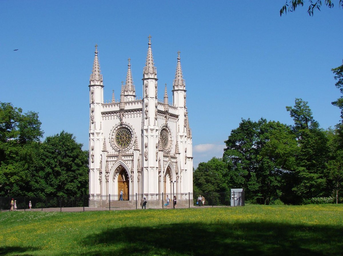 Церковь Александра Невского в Петергофе (1831 -1834 гг. , арх. к. ф. Шинкель).