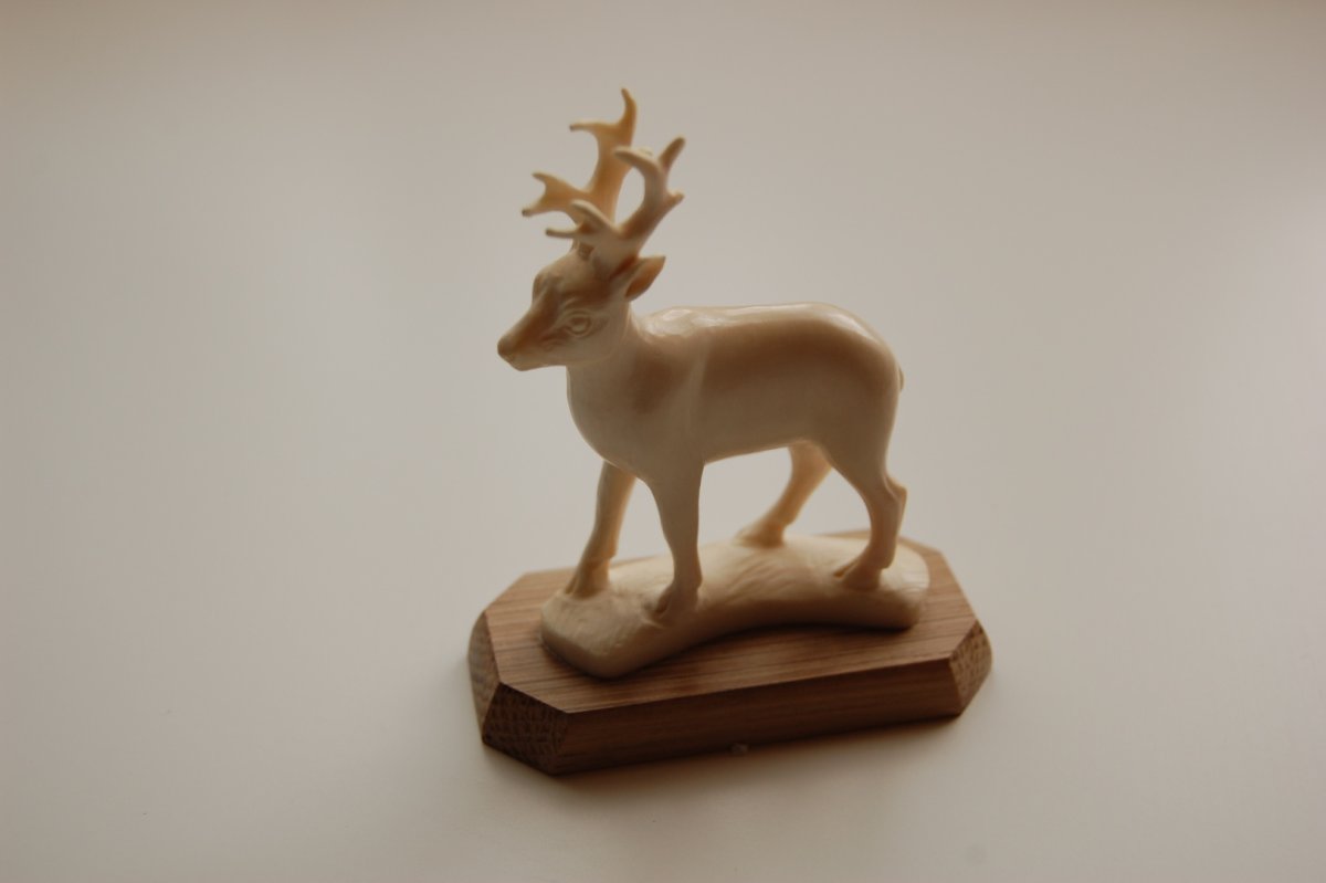 Фигурки из кости оленя