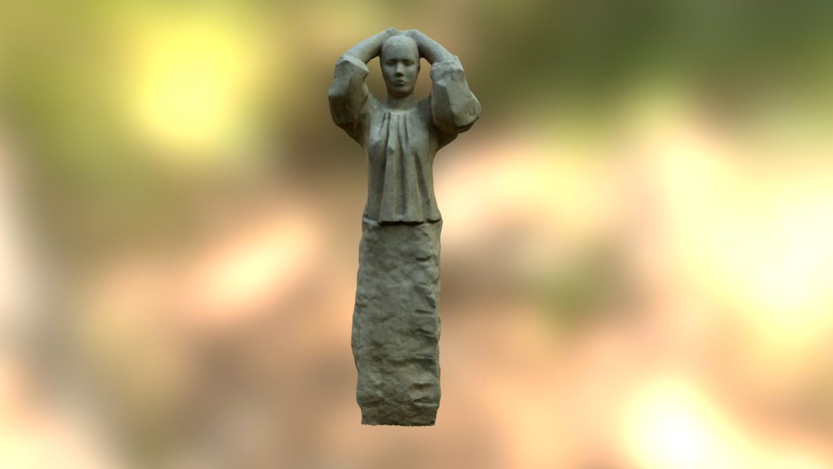 Каменная статуя девушки