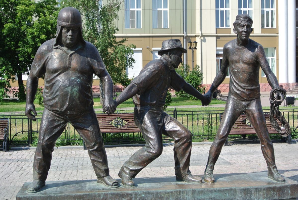 Памятник в Иркутске Никулину Вицину