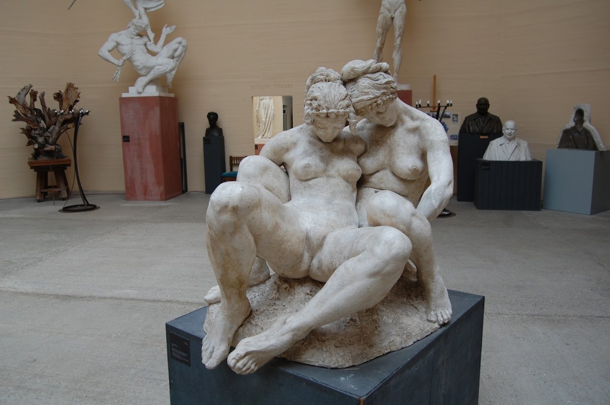 Скульптор Cicero d'Avila Cariátide ruiva, 2009.