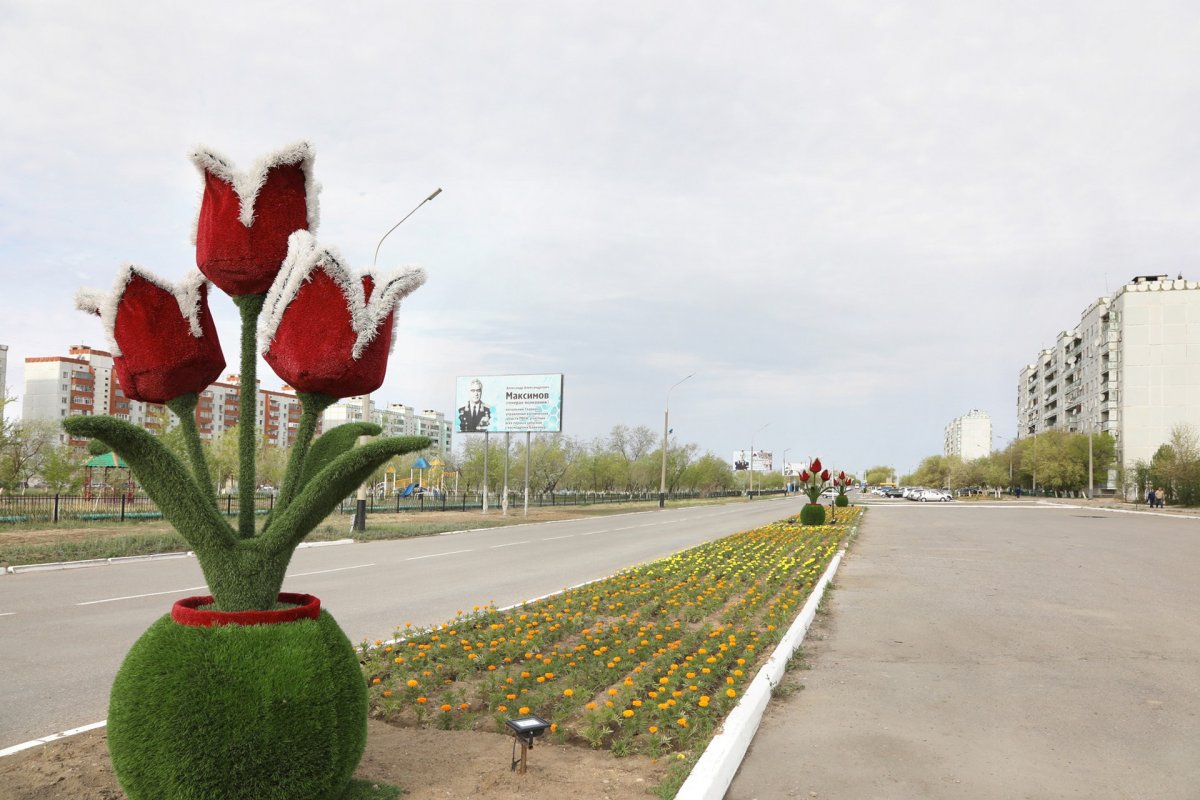 Топиарные скульптуры и тюльпаны