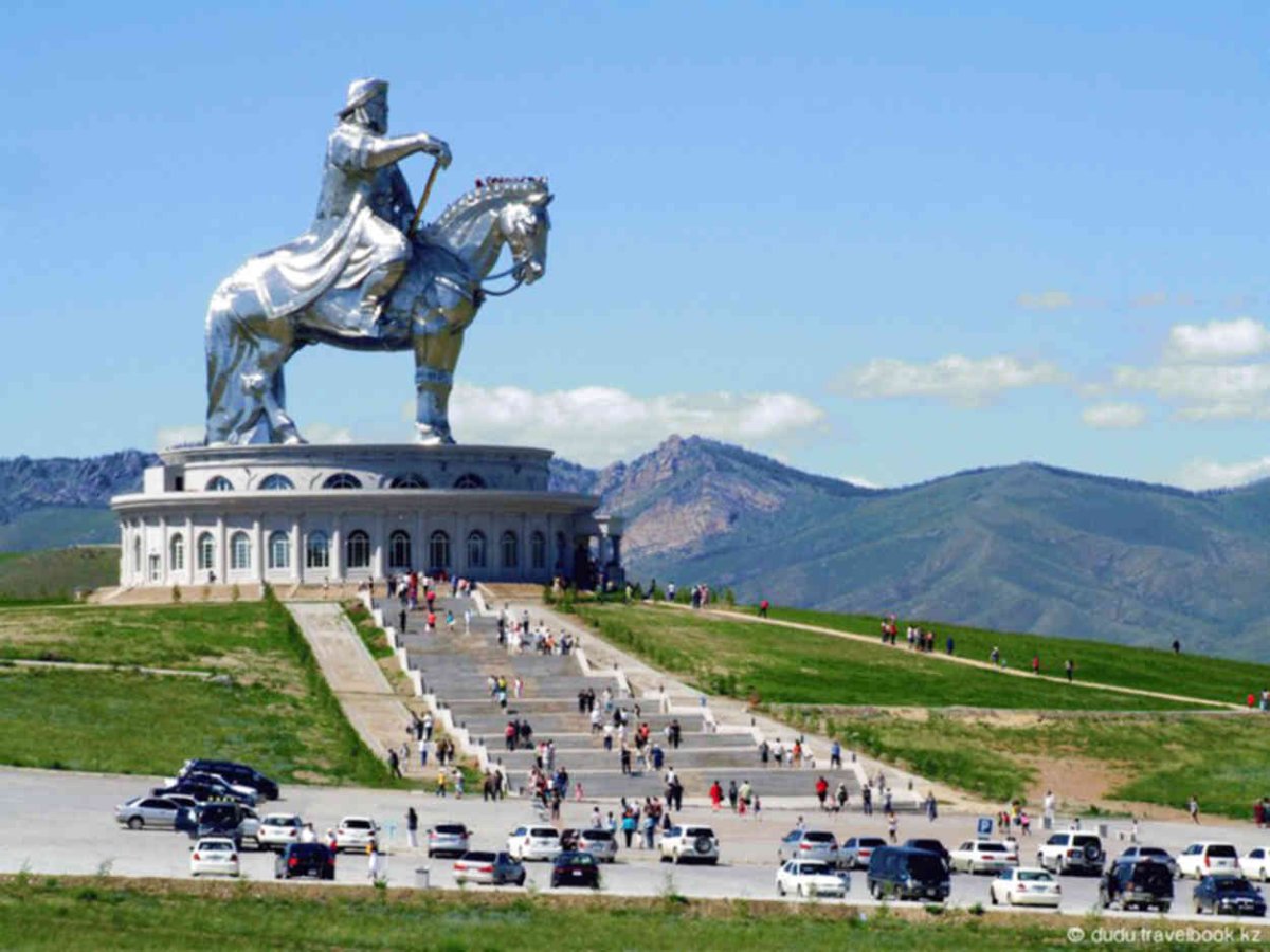 Памятник Чингисхану в Улан-Баторе