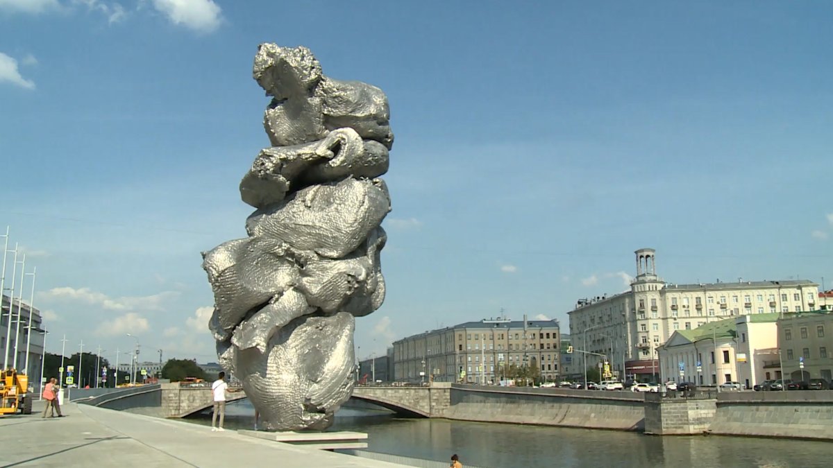 Урс Фишер памятник в Москве