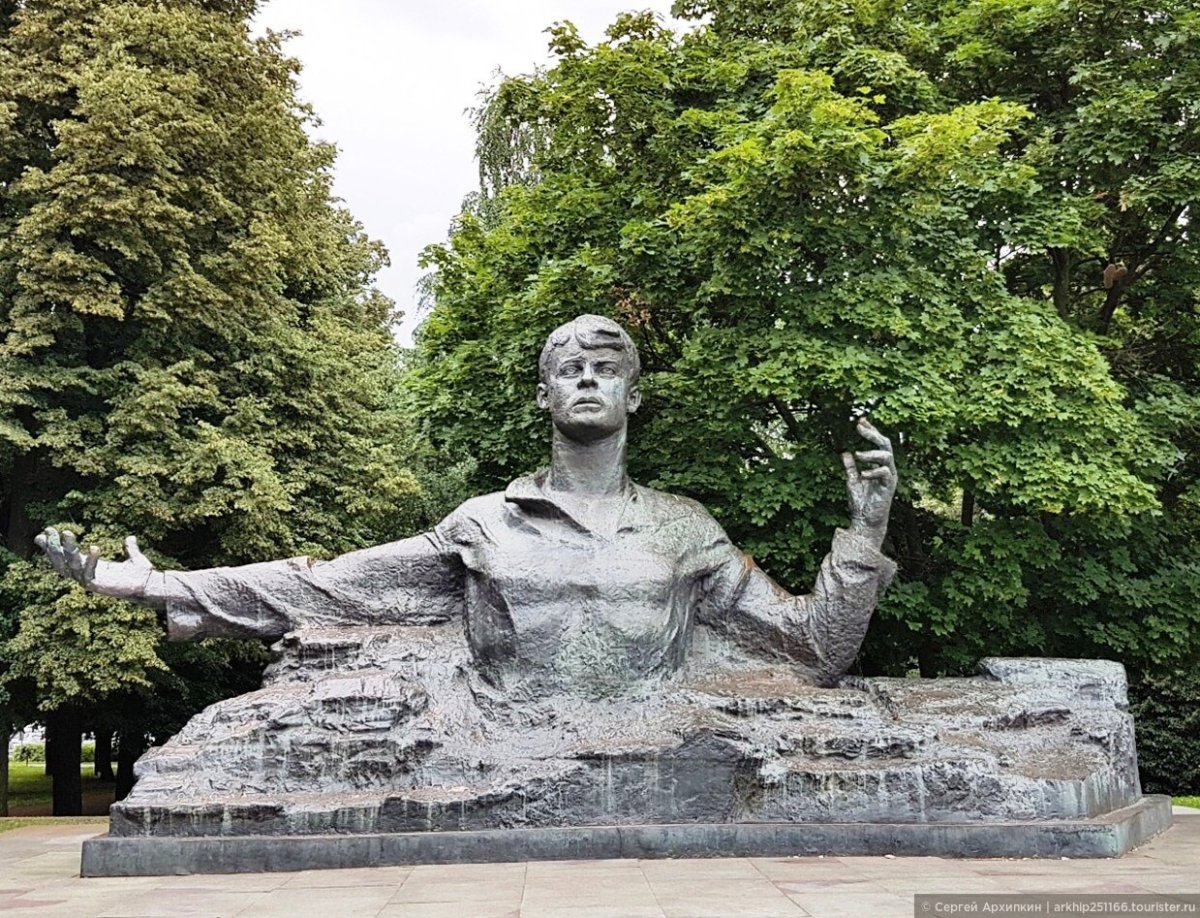 Памятник Есенину в Рязани