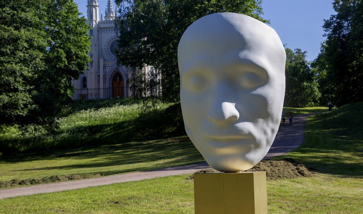 Посмертная маска Пушкина в Петергофе