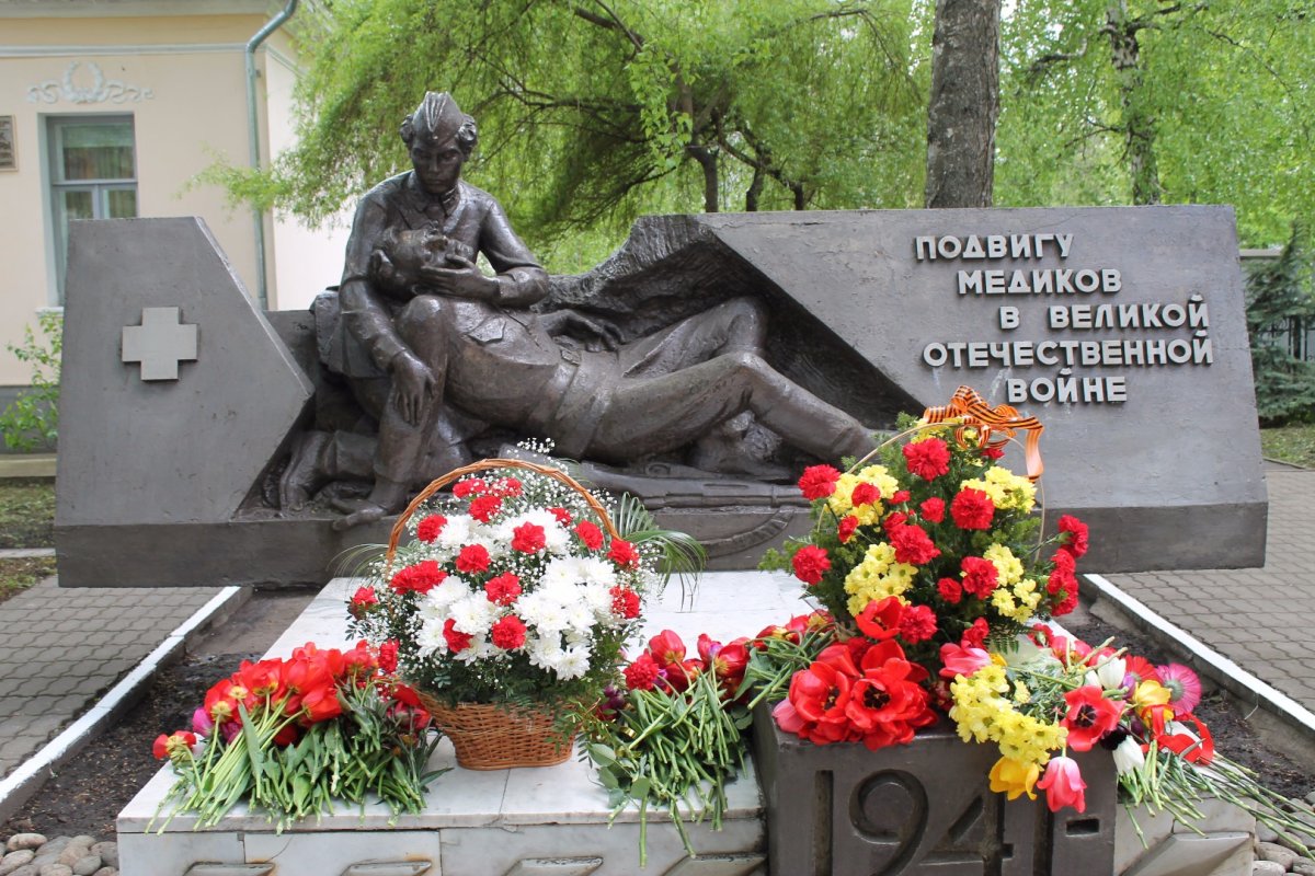 Памятники подвигу медсестре в ВОВ