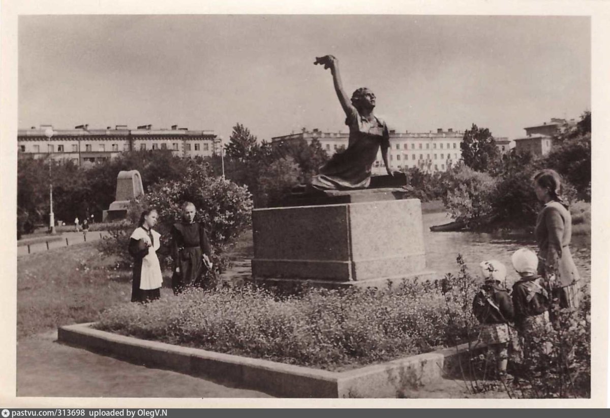 Памятник Раймонде Дьен в парке Победы СПБ