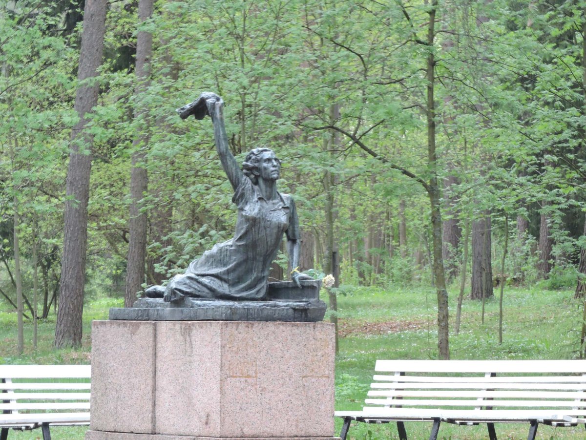 Памятник Раймонде Дьен в Зеленогорске