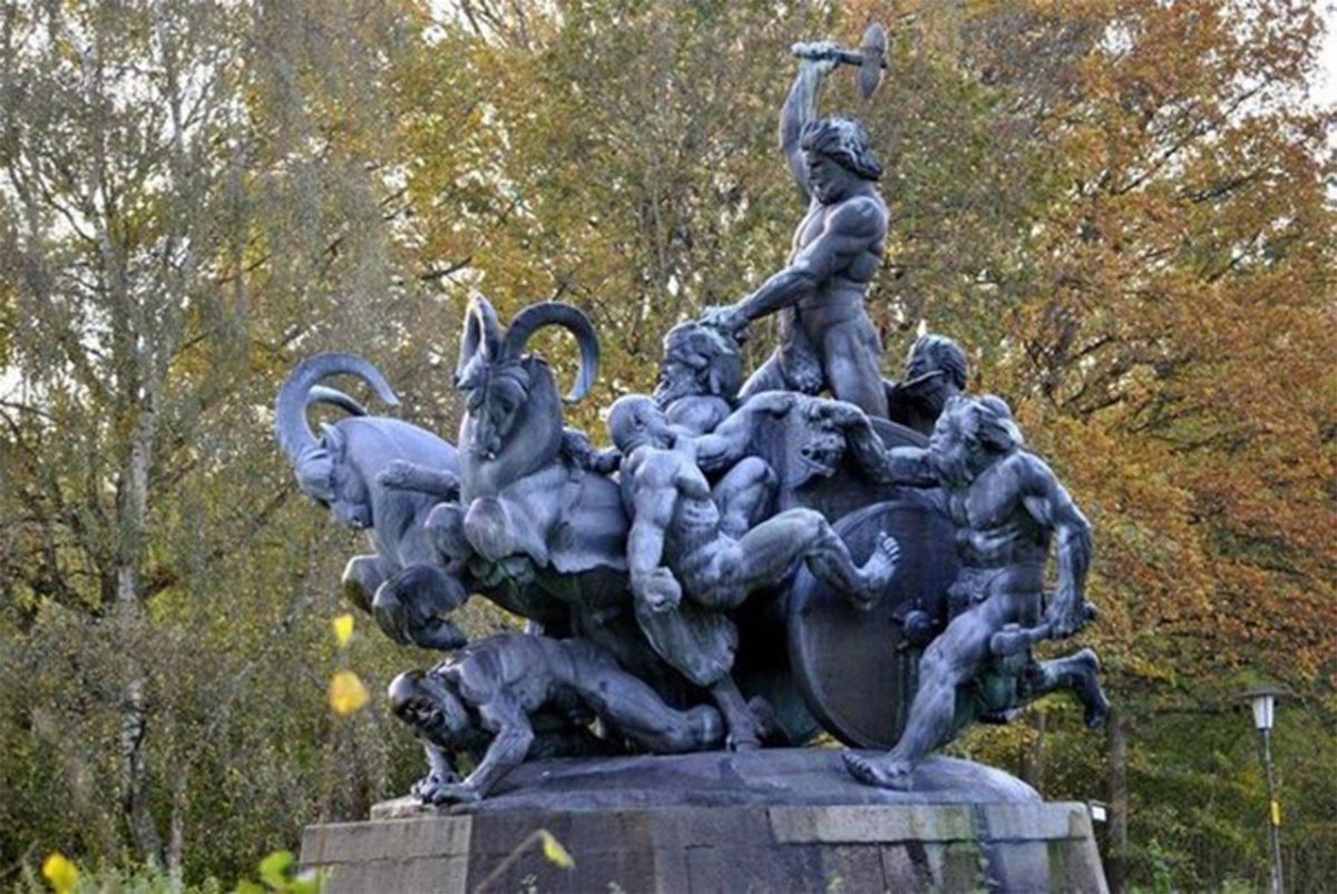 Статуя тора в Дании