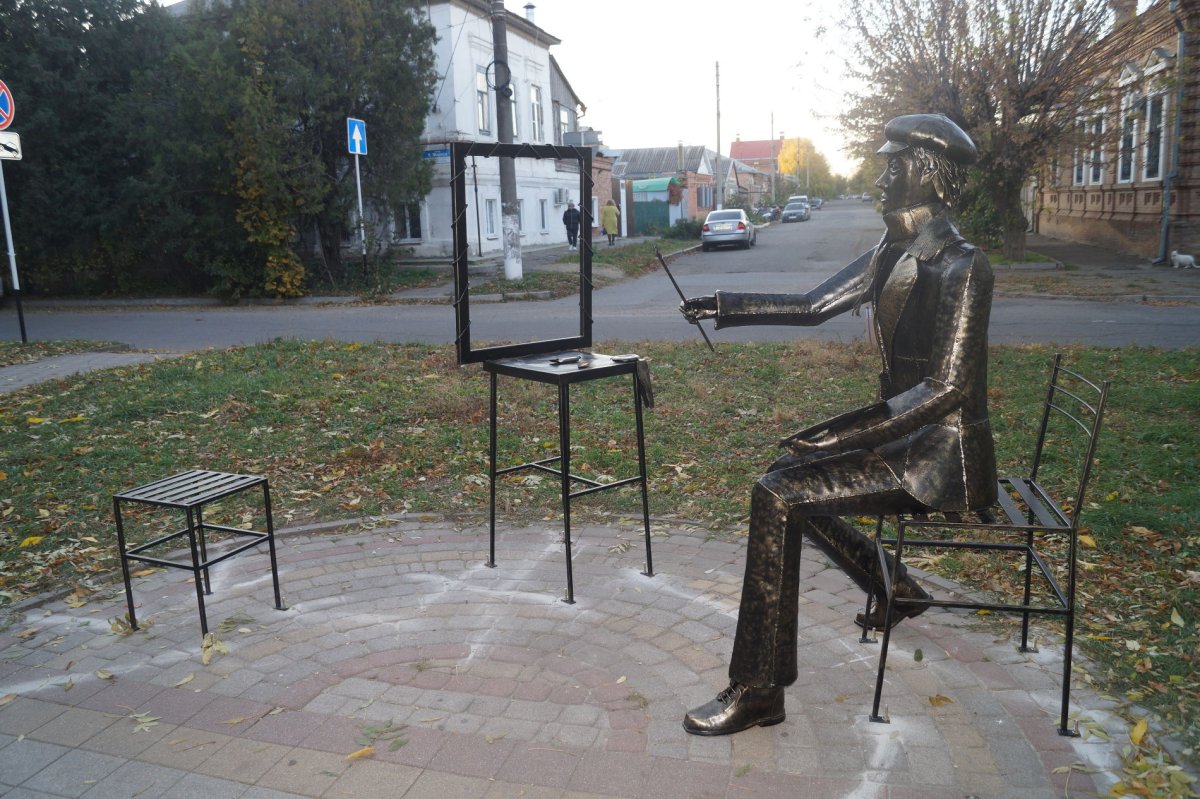 Памятник Нонне Мордюковой в Ейске