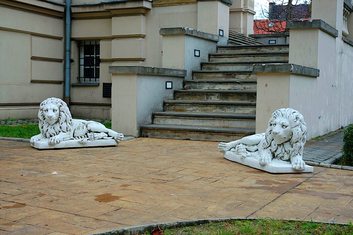 Садовая скульптура льва