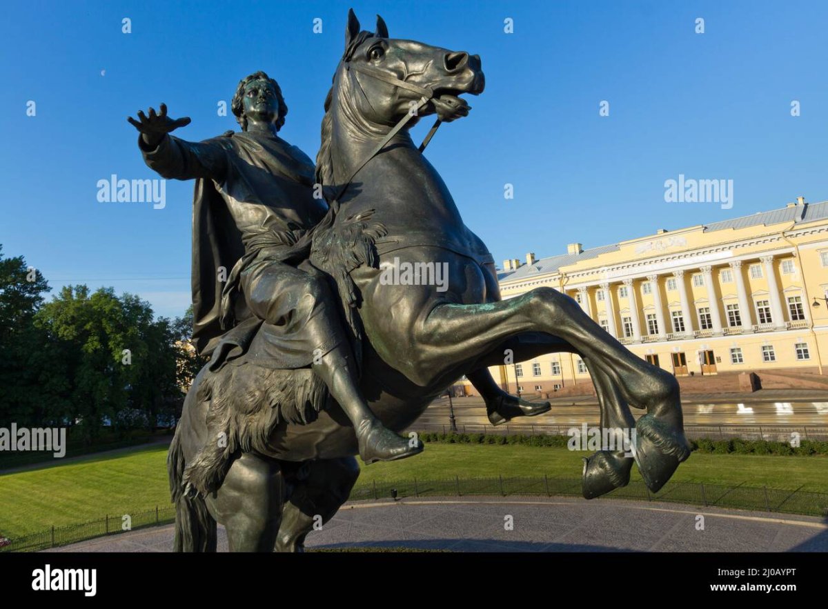 Памятник всадник на коне в Санкт-Петербурге