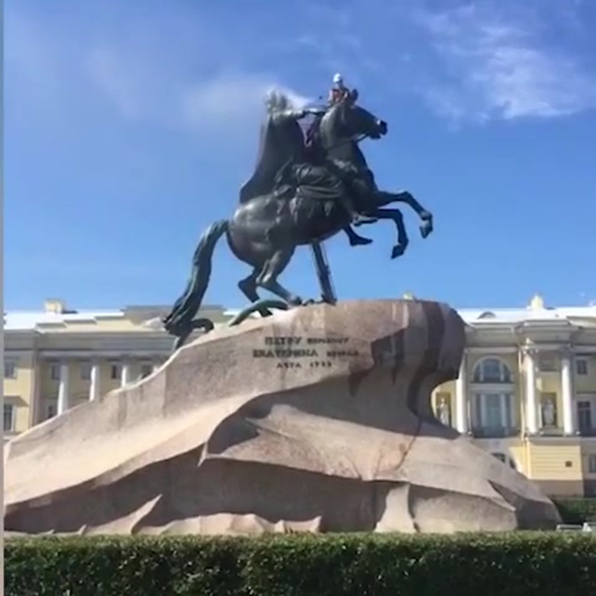Медный всадник и Бердымухамедов на коне