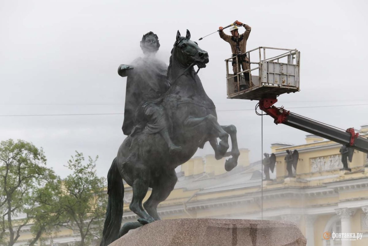 Памятник Петру i после реставрации