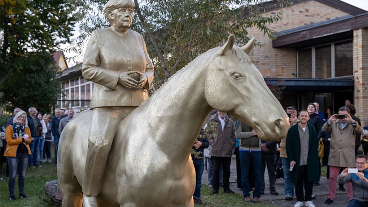 Памятник Меркель на лошади
