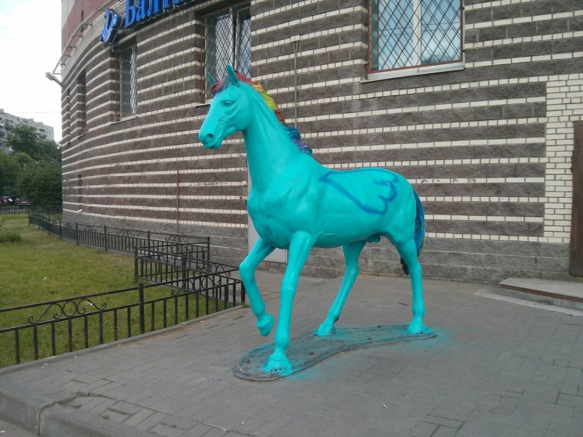 Красят лошадь
