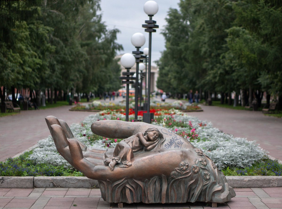 Памятник на набережной Кемерово
