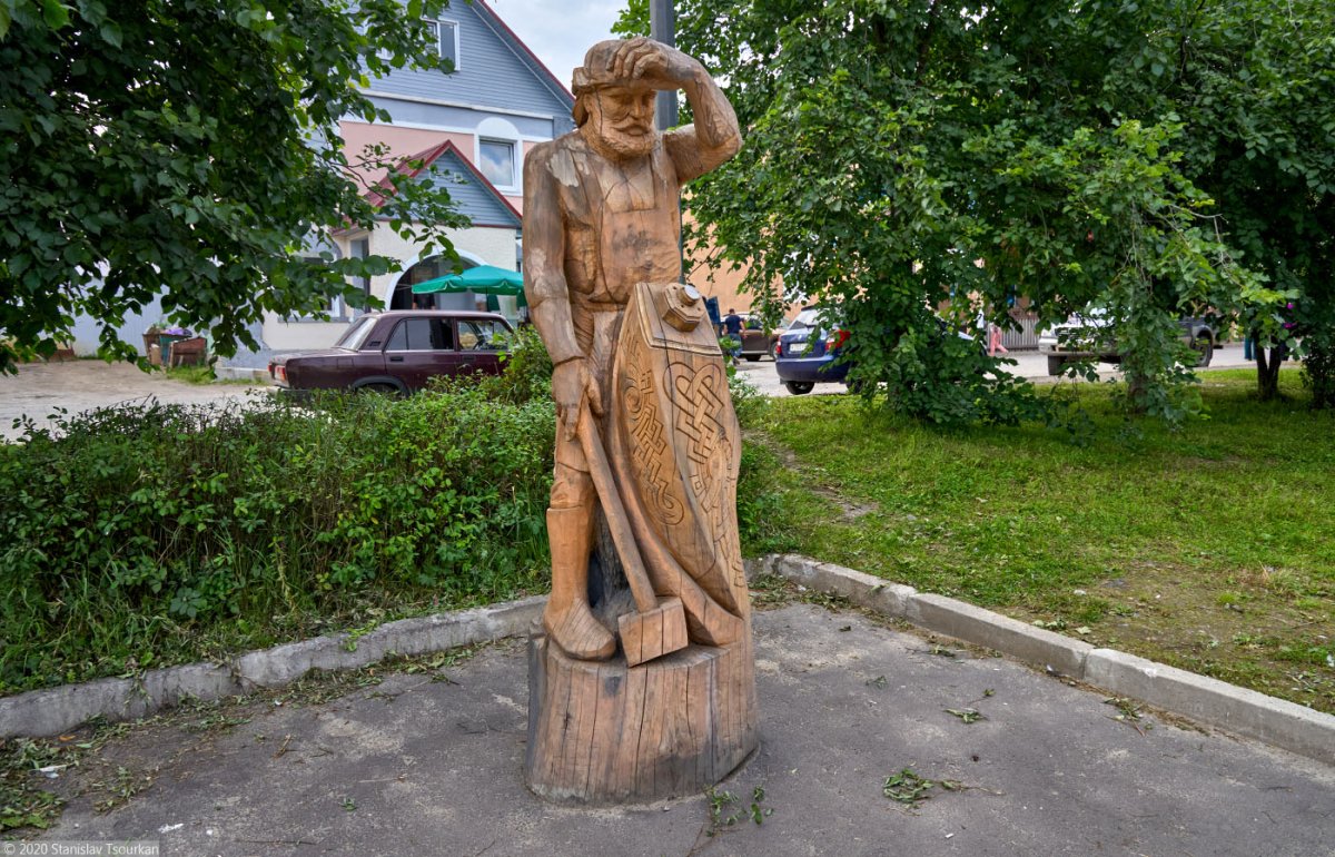 Скульптура девушки в Лахденпохья