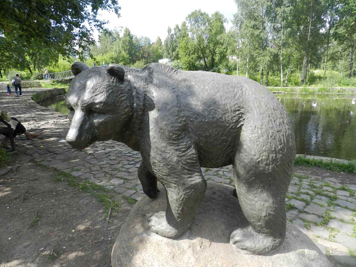 Статуя медведя в Петрозаводске