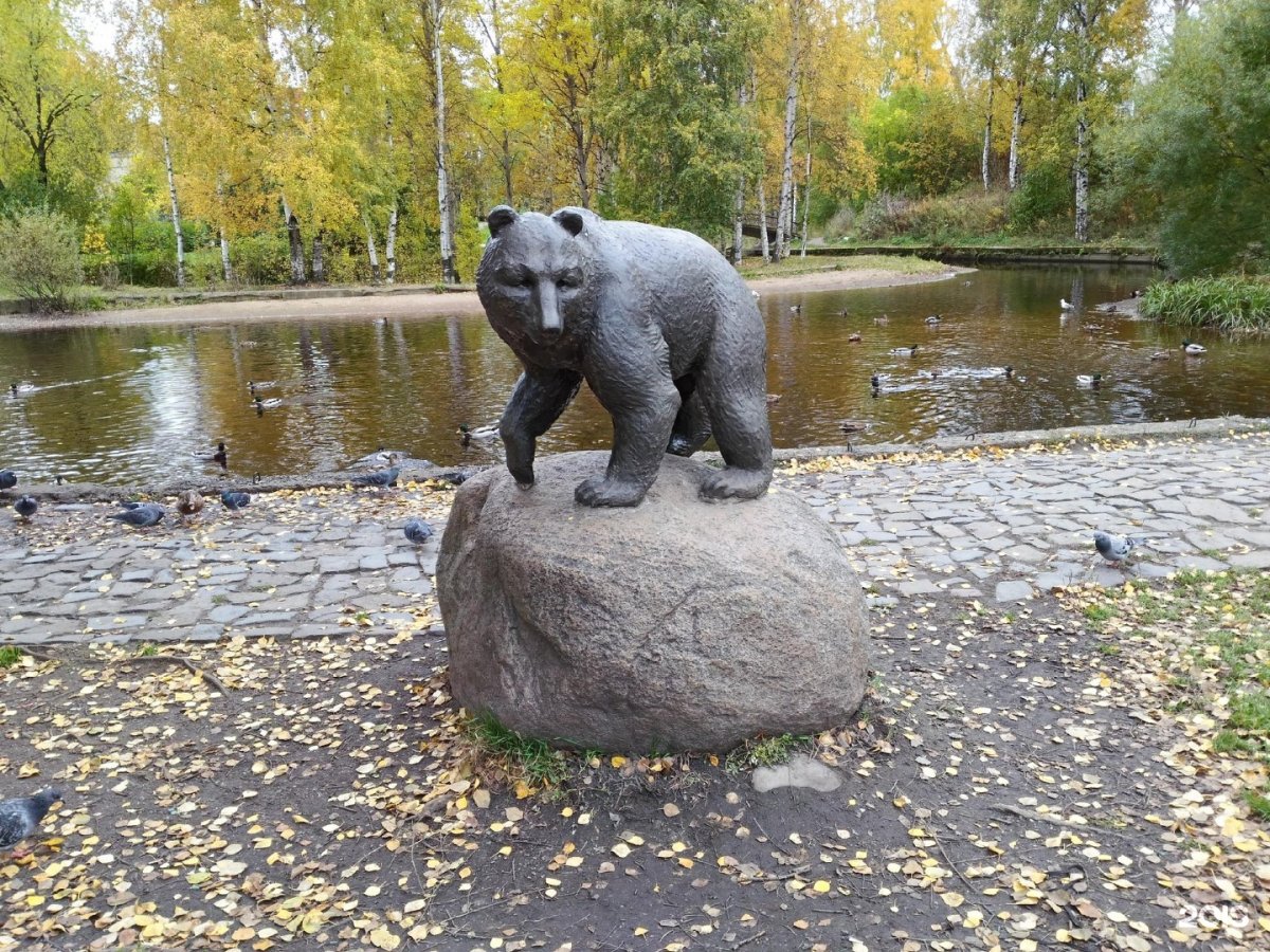 Статуя медведя в Петрозаводске