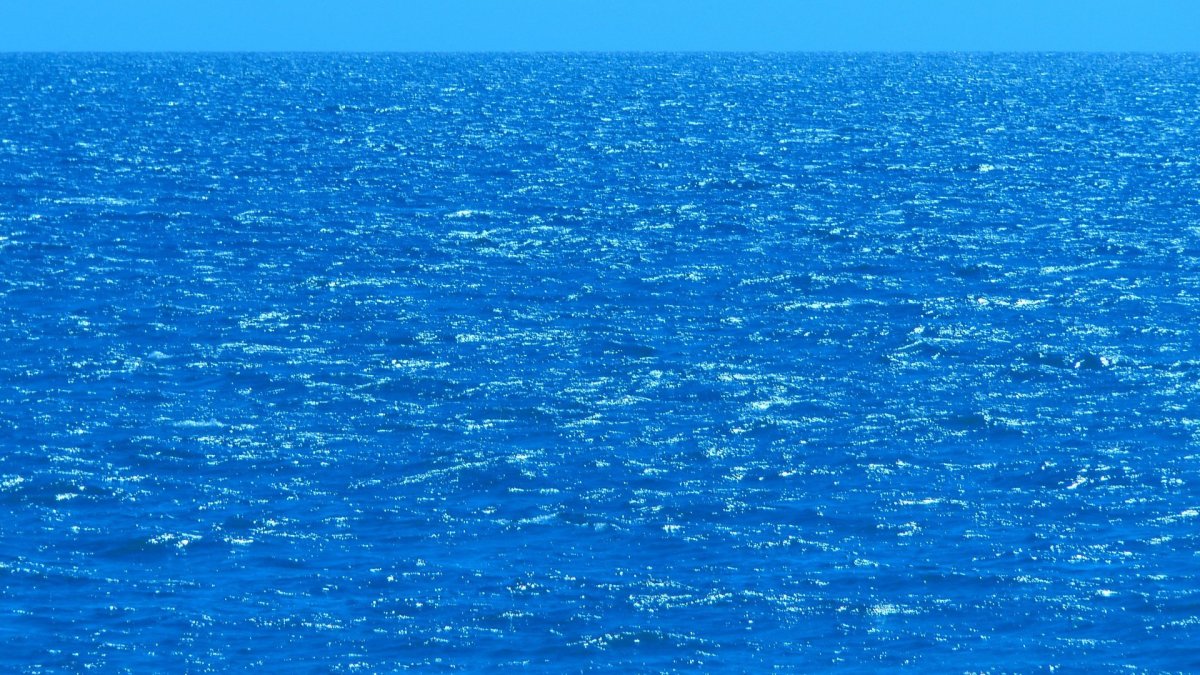 Голубое море