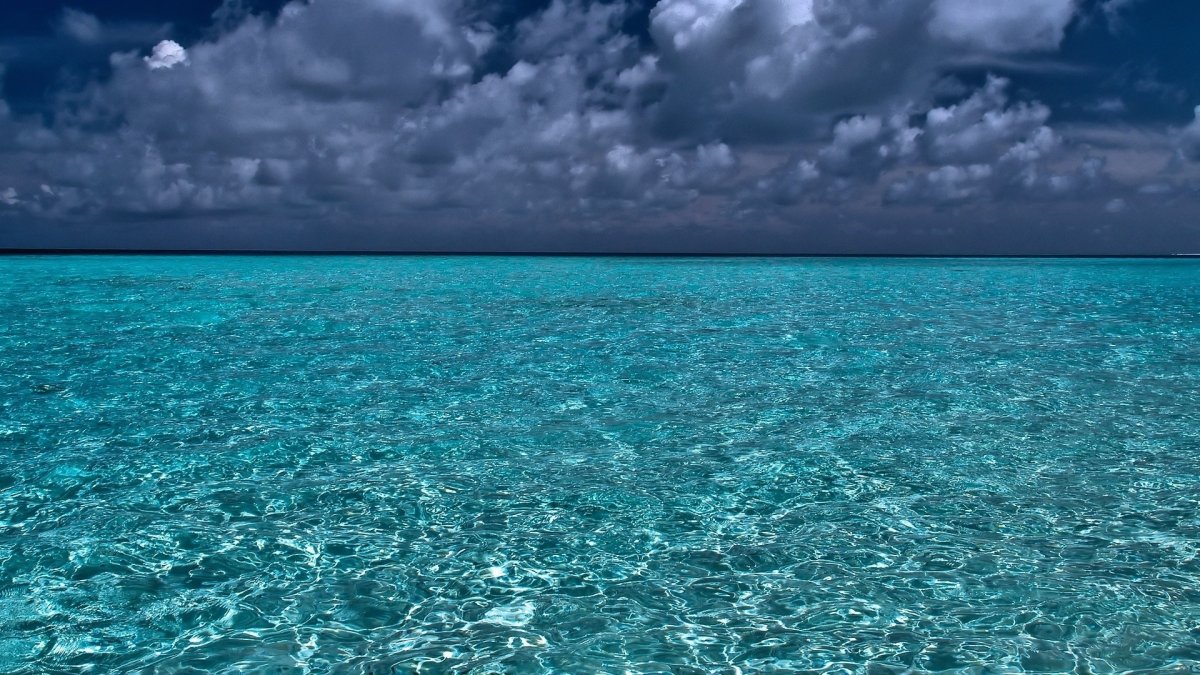 Голубое море