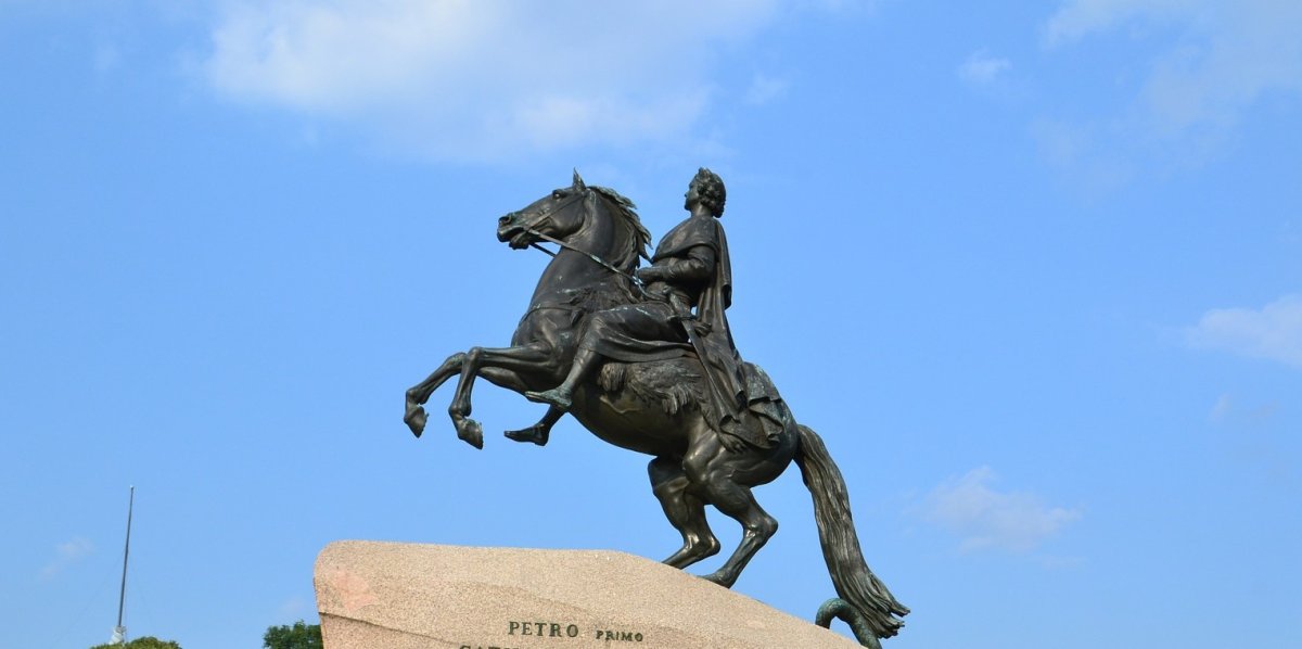 Памятник всадник на коне в Санкт-Петербурге