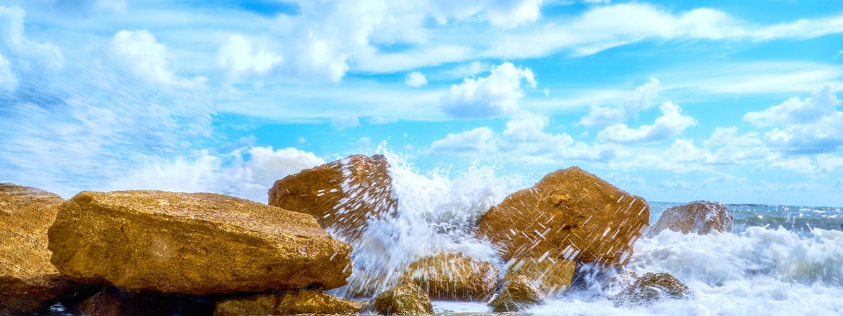 Брызги воды о камень