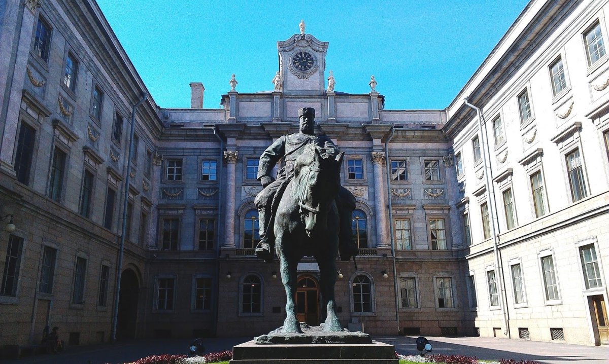Памятник Александру 3 в Петербурге у мраморного дворца