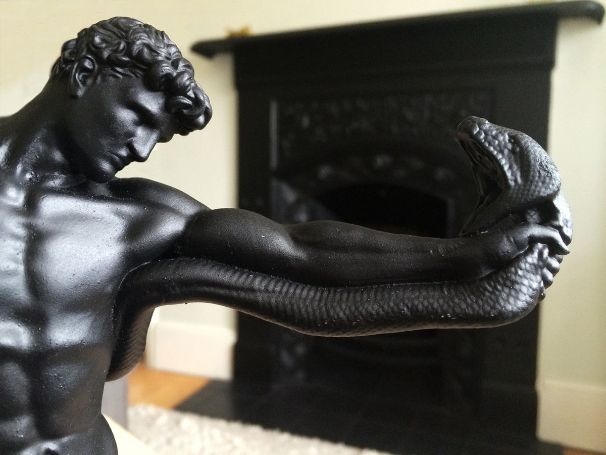 Скульптура борьба со змеями