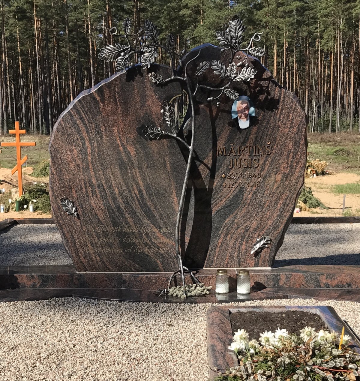 Гранит Аврора памятник