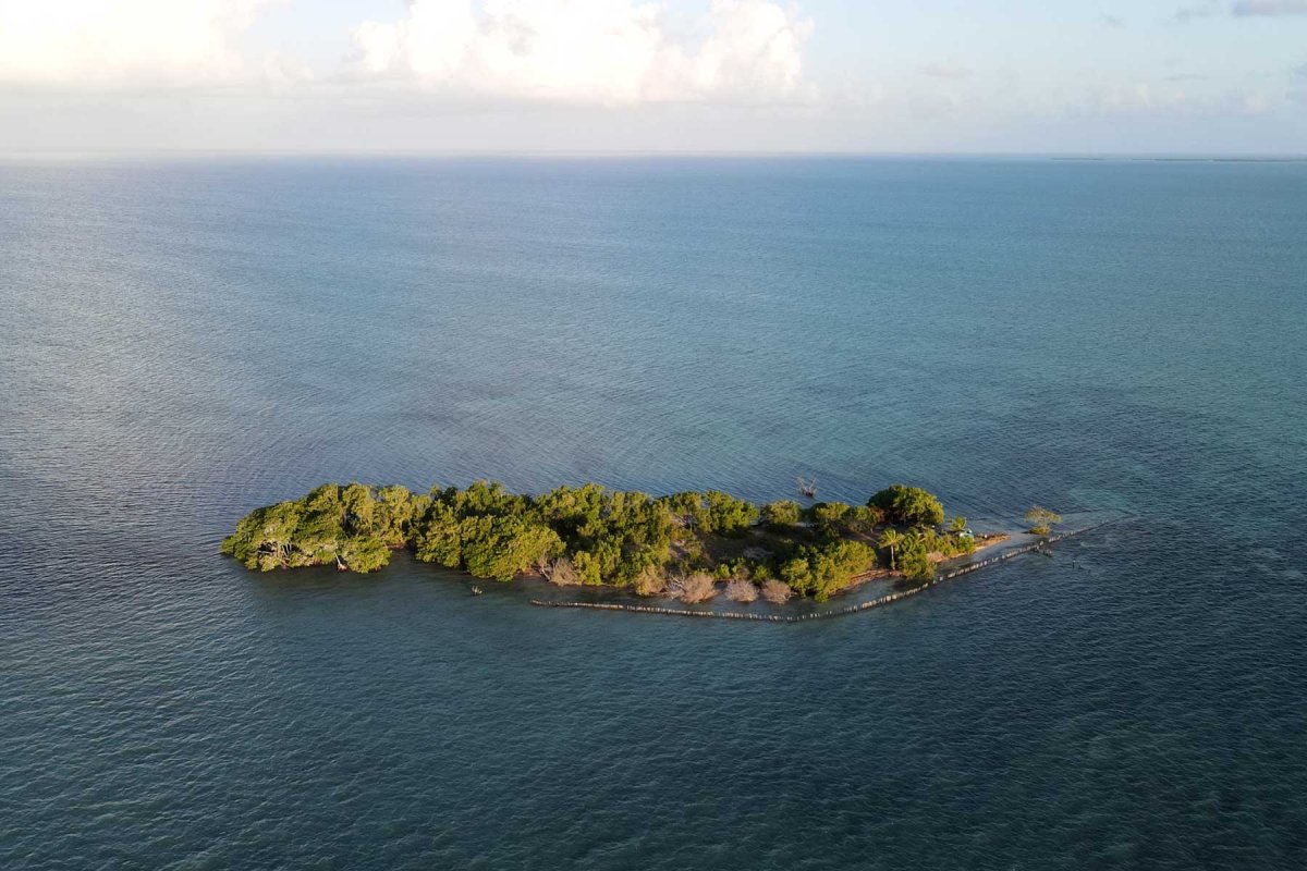 Остров на море лежит