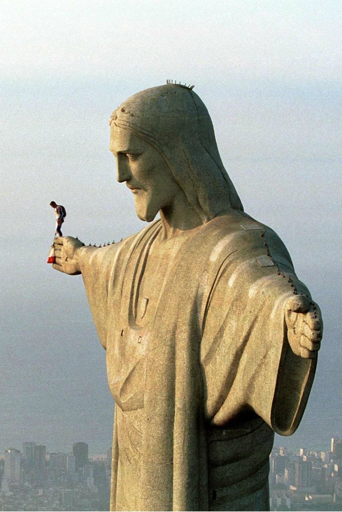 Рука памятник на высоте