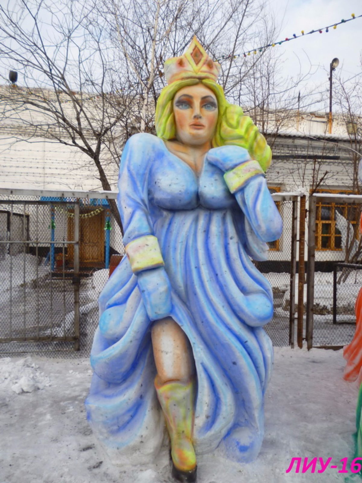 Скульптура Снегурочки