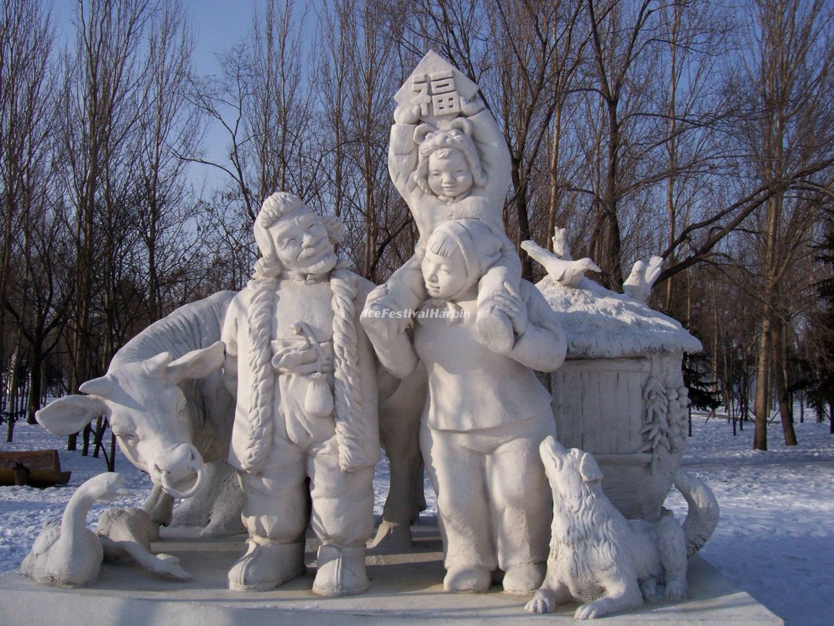 Снежные скульптуры на дереве