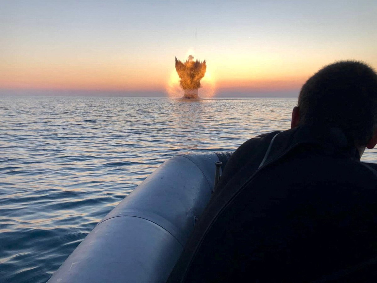 Девушка плавает в море