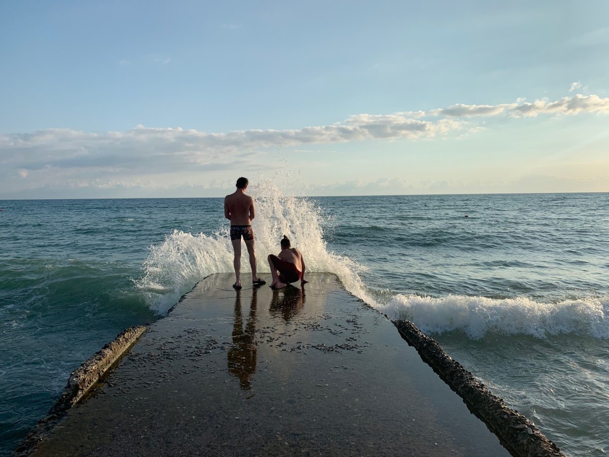 Люди в черном море в Сочи