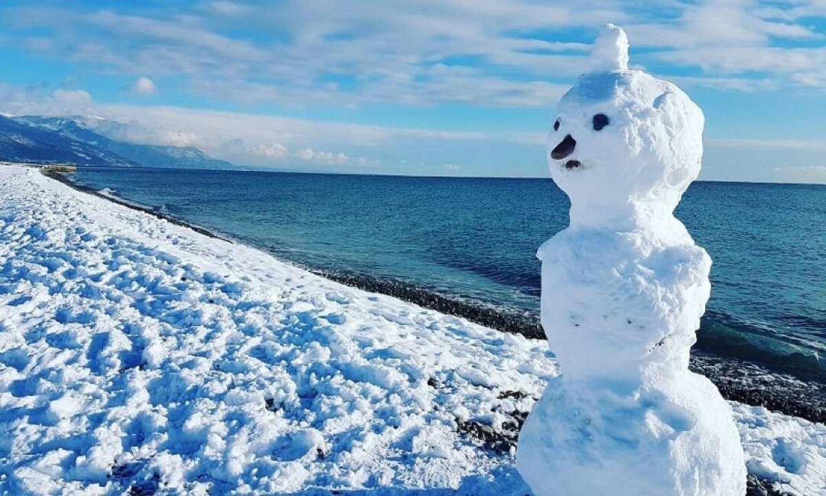 Море Сочи снег