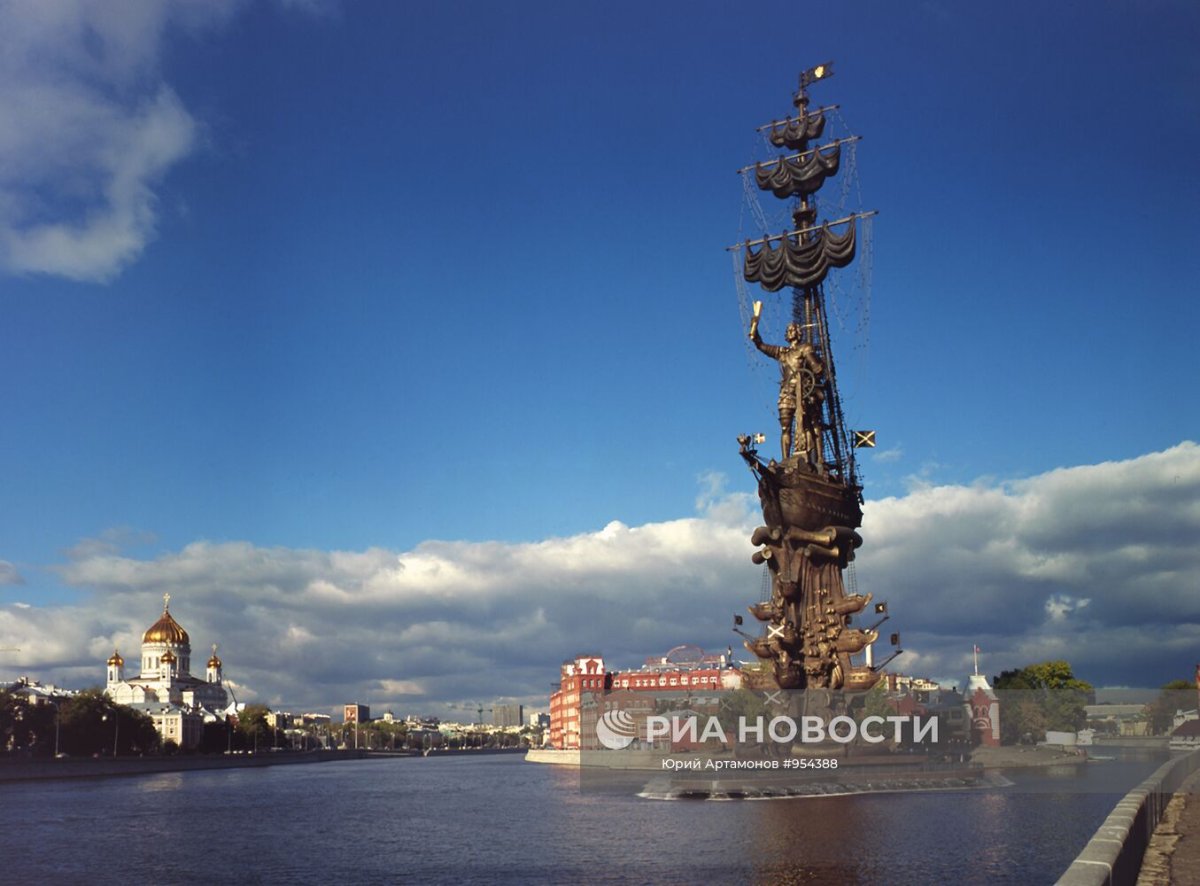 Памятник Церетели в Москве Петру первому