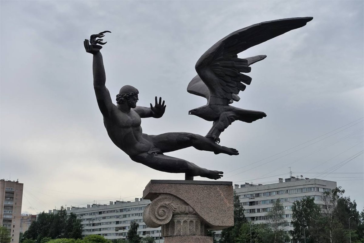 Памятники в Прометея в Питере