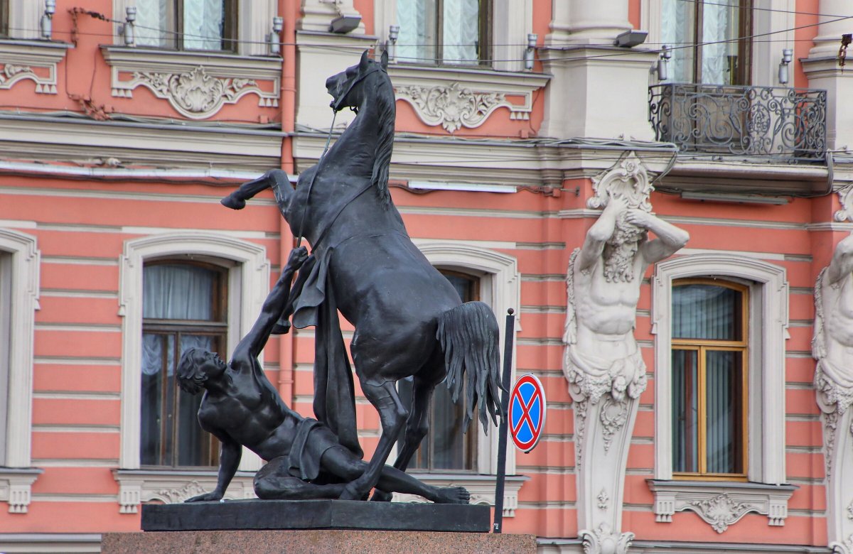 Скульптуры на Аничковом мосту в Санкт-Петербурге