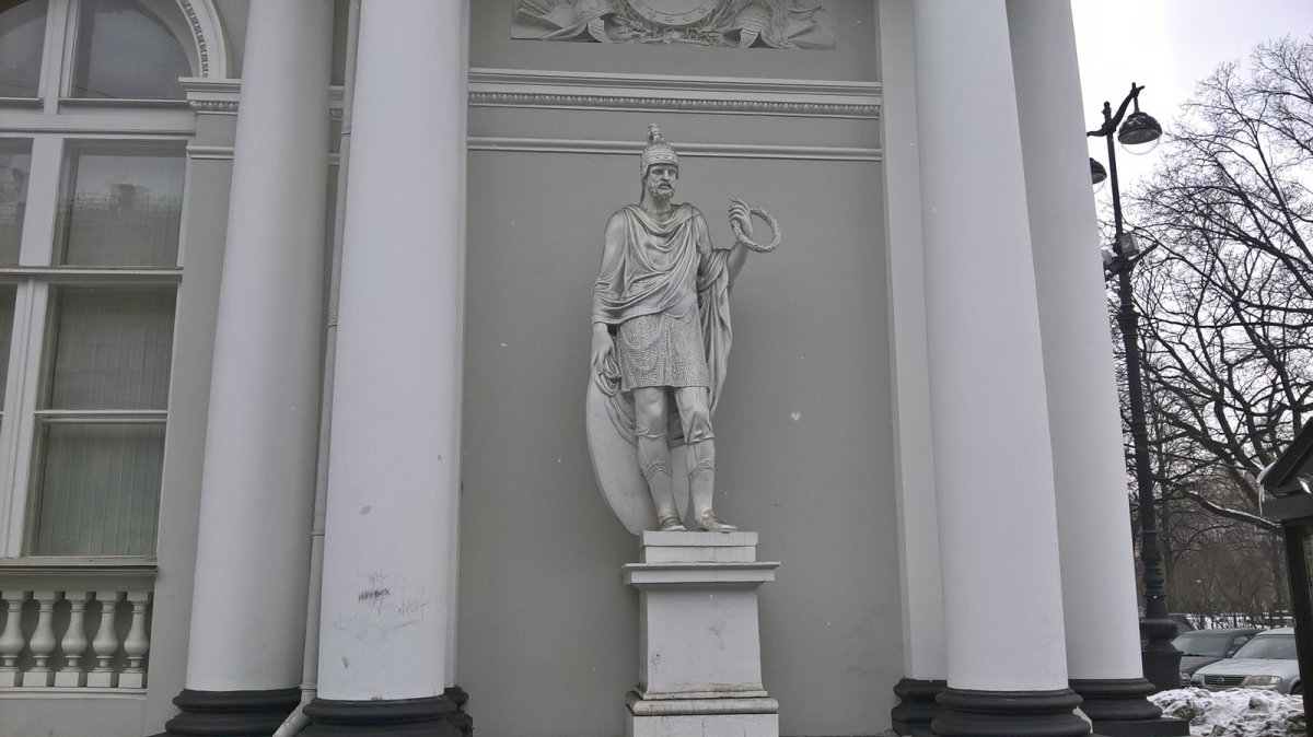 Парк у Аничкова дворца памятник